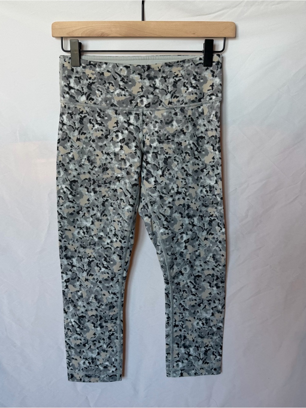 🤍 lululemon Wunder Under Crop Leggings Not So Petite Fleur Silver Spoon | Size 4
